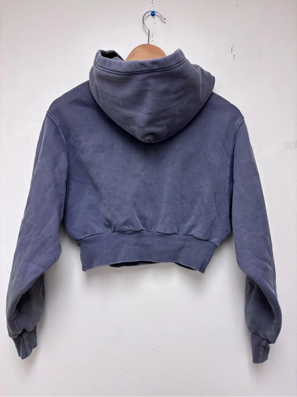 Aritzia TNA Cozy Fleece Perfect Shrunken Cropped Pullover Hoodie Charcoal Gray